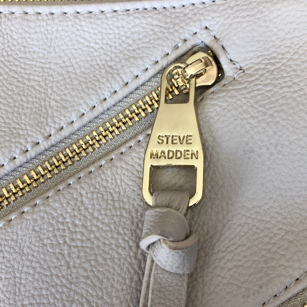 Steve Madden Over the Shoulder - Picture 7 of 8